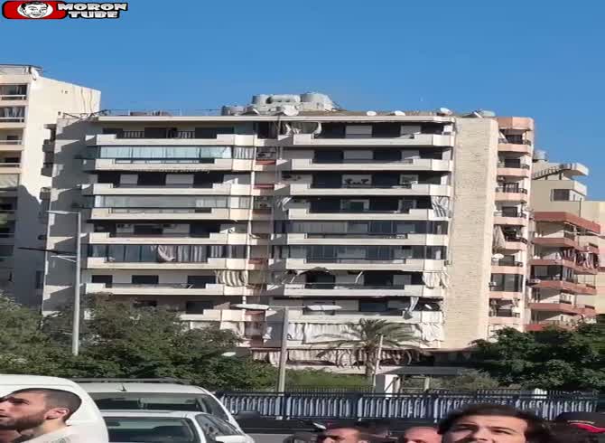 Video :After being struck by Israeli airstrikes, a Lebanese structure instantly falls